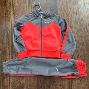 Nike sweat suit size 3T
Gray / bright orange salmon